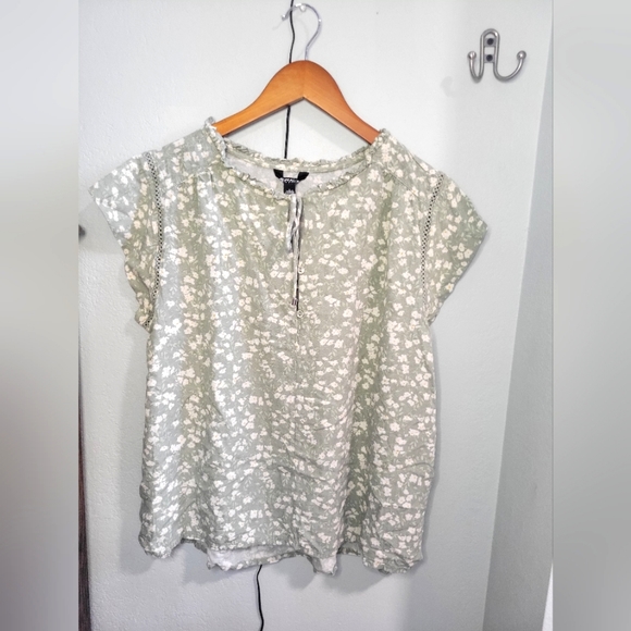 Green floral blouse with Tie, Flutter Sleeve Buffalo David Bitton, size Large - Picture 1 of 2